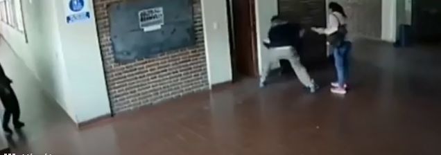 Răzbunarea unui tată vitreg. L-a luat la bătaie pe profesorul care i-a abuzat fiica | FOTO & VIDEO
