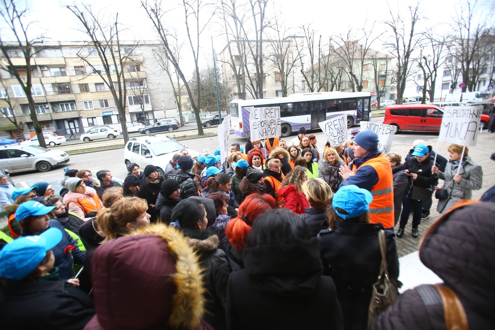 Protest în stradă al angajaților DGASPC Timiș, supărați că au rămas fără sporuri: "Nu vă bateți joc de noi/ suntem oameni, nu gunoi!"/ FOTO