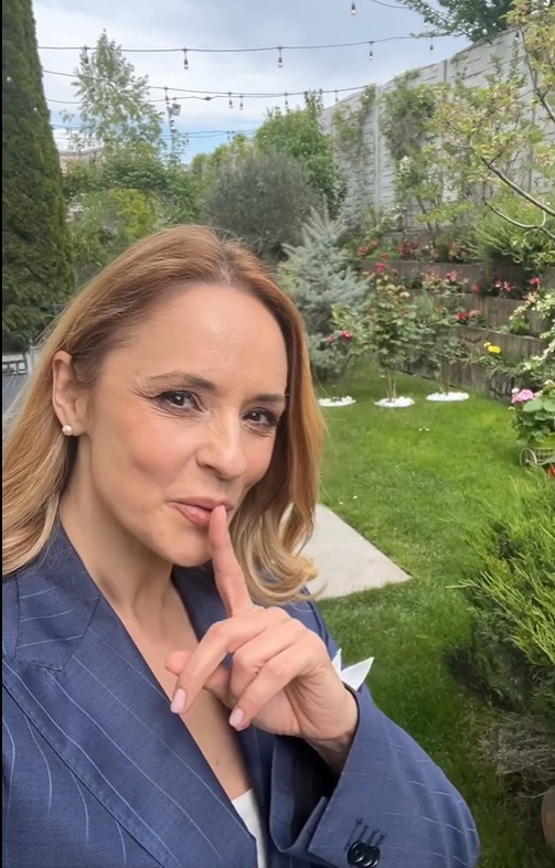 Imagini noi din grădina Andreei Marin. Are mulți trandafiri înfloriți, dar și plante aromatice, spanac și răsaduri de roșii