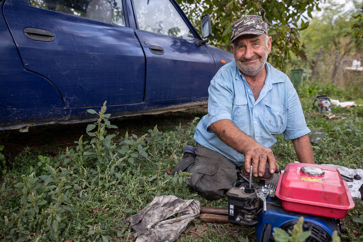 Unde se duc prunele din Coca-Antimirești, Buzău, când se coc: „La porci. Cerbii mănâncă de trosnesc. Vin urșii, mistreții. N-avem unde vinde”