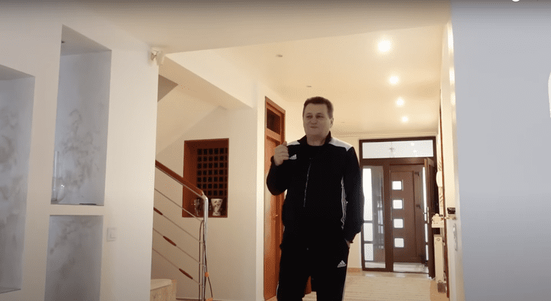 Imagini cu casa în care locuiește Nea Marin. Are o vilă impresionantă în Capitală și valorează peste 200.000 de euro