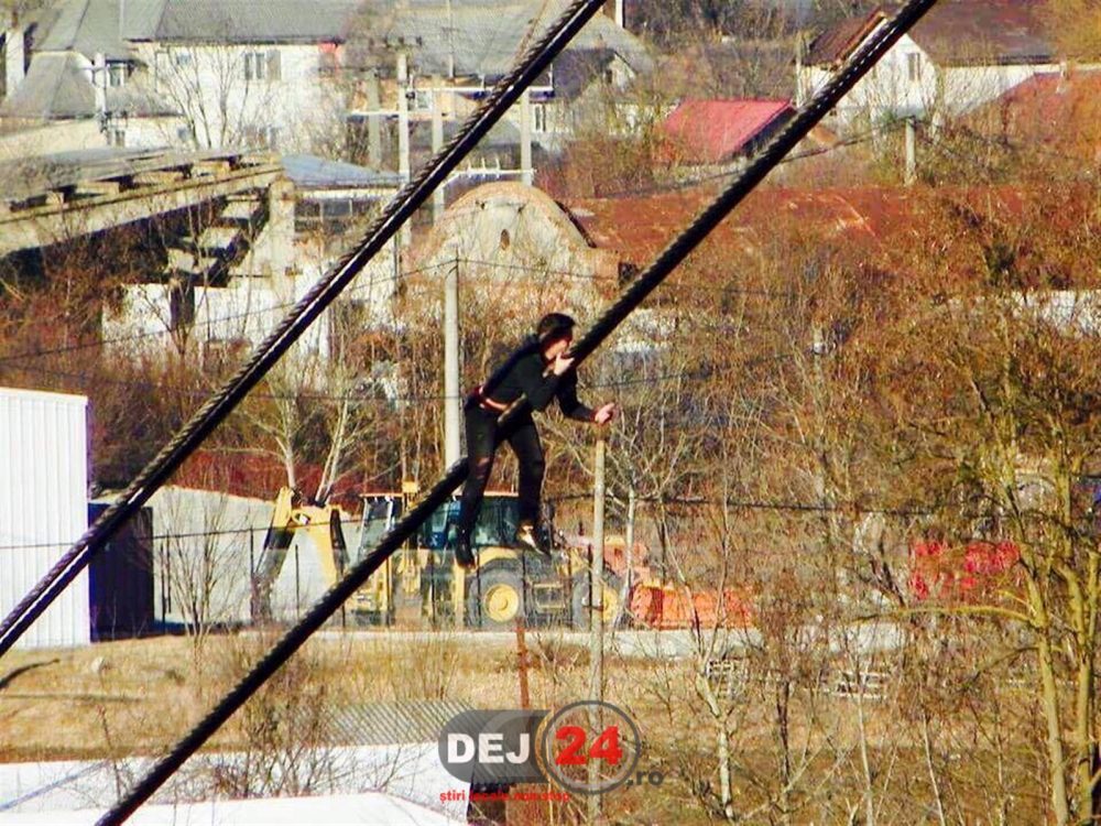 Spiderman de Cluj: Un tânăr s-a urcat pe cablurile unui pod din Dej