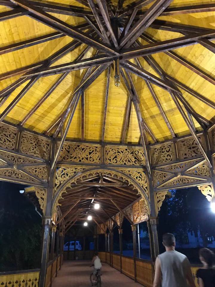 REPORTAJ/ Parcul prin care se plimba Împărăteasa Sissi va fi refăcut din temelii cu bani europeni. Are cea mai lungă alee acoperită din Europa/ FOTO