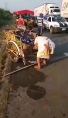 Un tir cu 40 de tone de bere s-a răsturnat, dar ce a urmat apoi e năucitor. Ce au făcut localnicii a devenit viral | FOTO