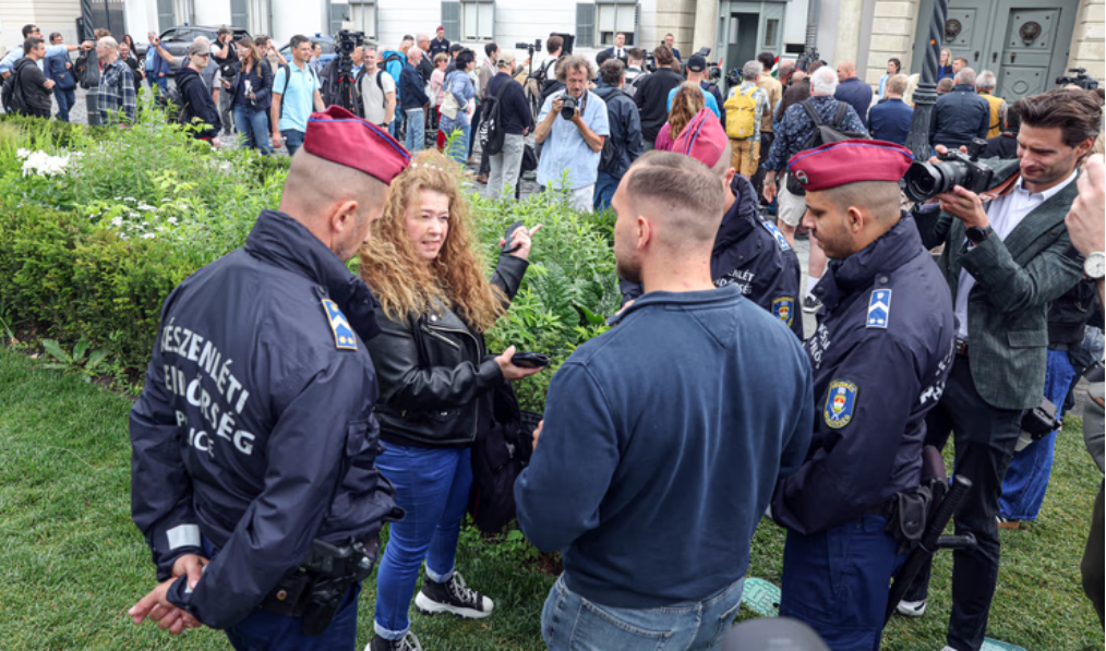 Lökdösődés, ordítozás, rendőri intézkedés Magyar Péter sajtótájékoztatóján – videón a Sándor-palotánál történt balhé