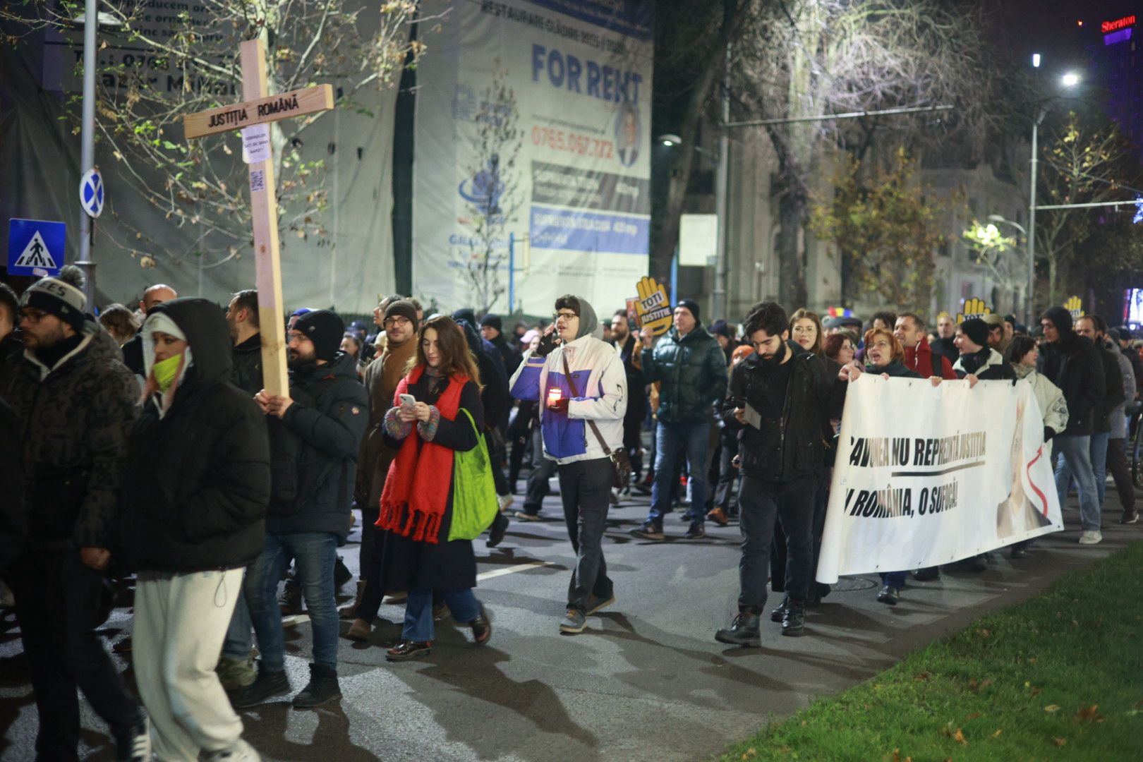 Marș pentru justiție în București: „Ați îngropat dosare / vă vrem la închisoare”/ Băsescu: MCV-ul ar putea fi reactivat