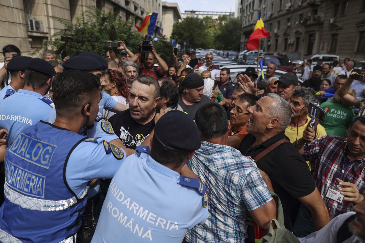 Mai mulți jurnaliști, loviți la protestul AUR anti-vaccin. Organizatorii au instigat oamenii să forțeze intrarea în Ministerul Sănătății, acuză Jandarmeria