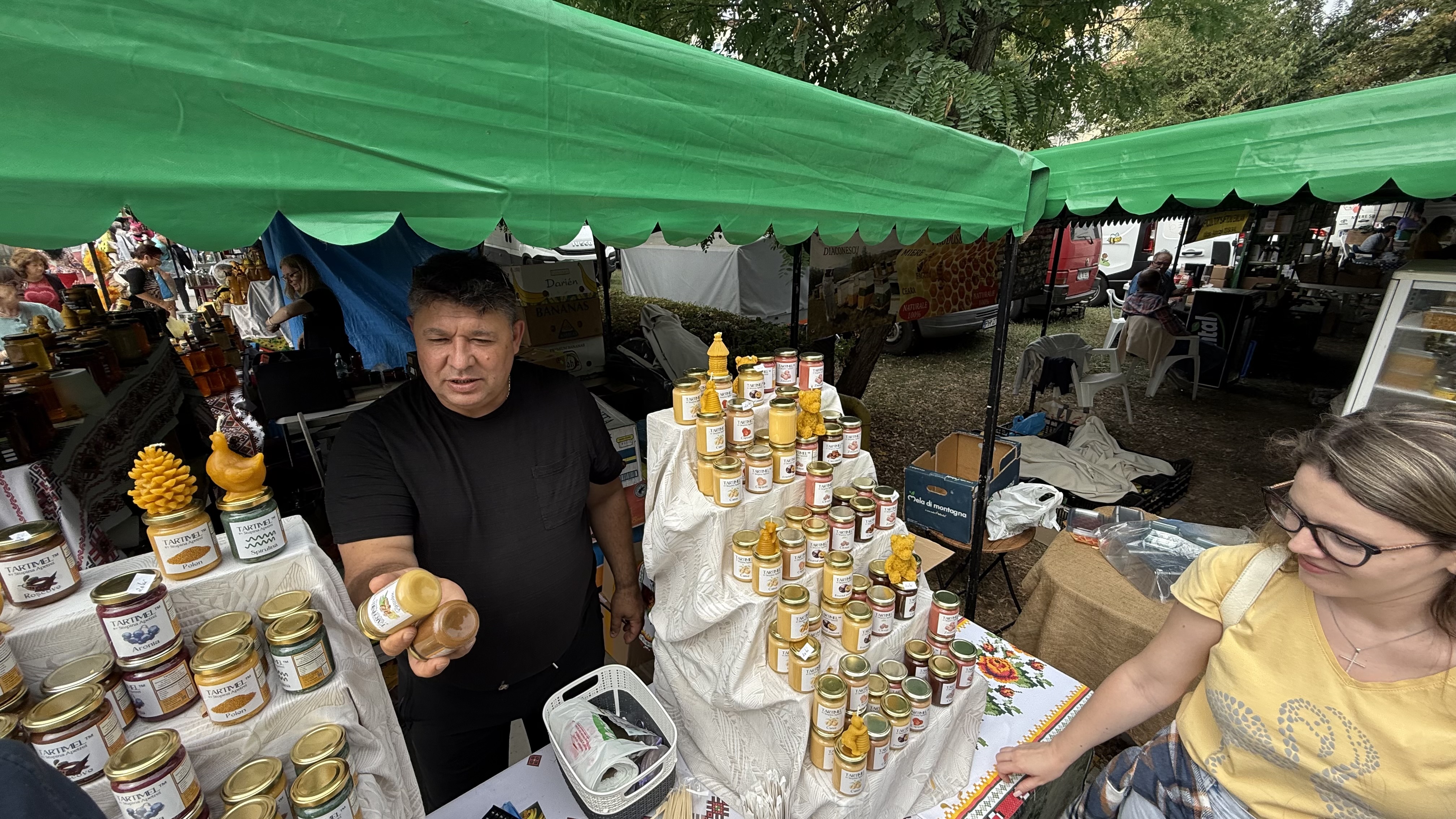 Viața printre 250 de familii de albine. Povestea lui Gheorghe Apetrei, omul care aduce mierea pe mesele românilor