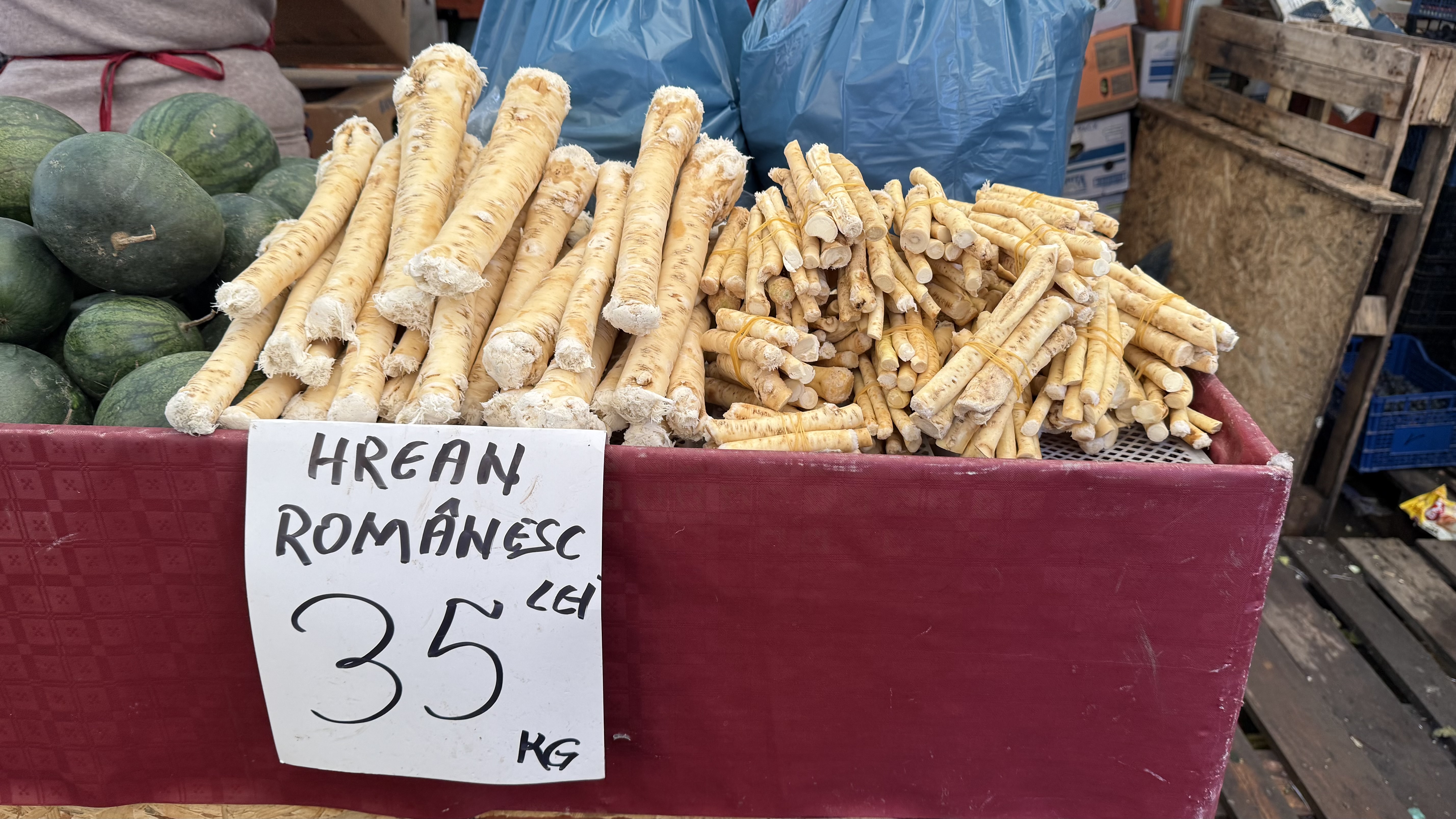Murăturile din Piața Obor s-au scumpit mai mult decât carnea. „Cum să coste hreanul atât?! Rasolul de porc e la 14 lei în hală, am înnebunit?!”