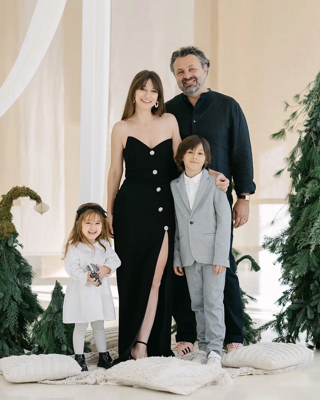Dana Rogoz a dormit cu familia în rulotă, în fața grădiniței fiicei sale: „Nu ne plictisim”. Următoarea noapte a petrecut-o în fața școlii băiatului ei