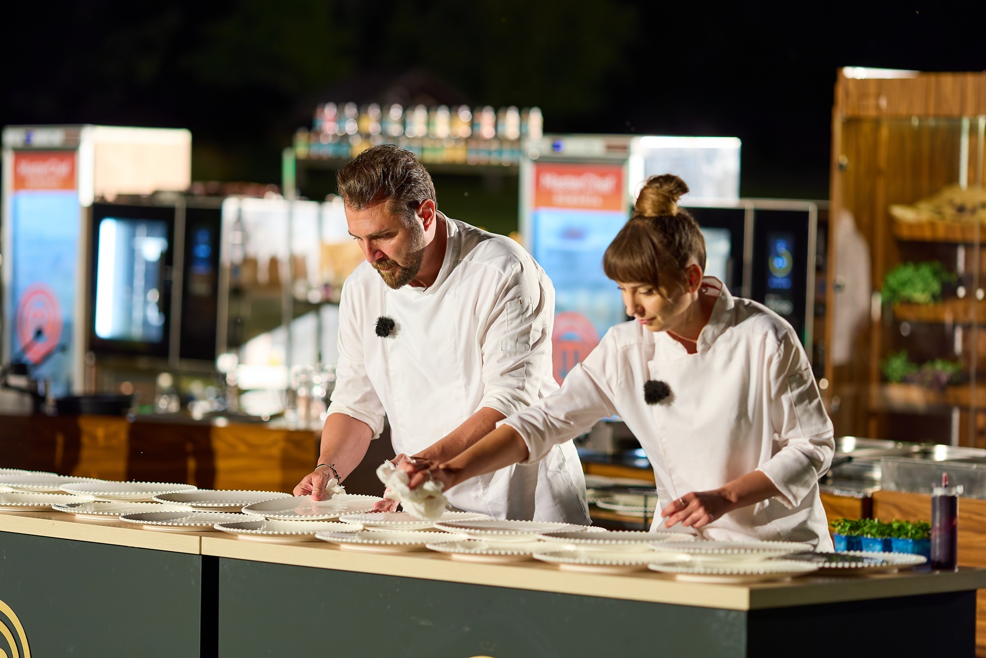 MasterChef, 17 noiembrie 2025. Cei 10 concurenți au lucrat ca o singură echipă într-o probă care a celebrat 30 de ani de PRO TV