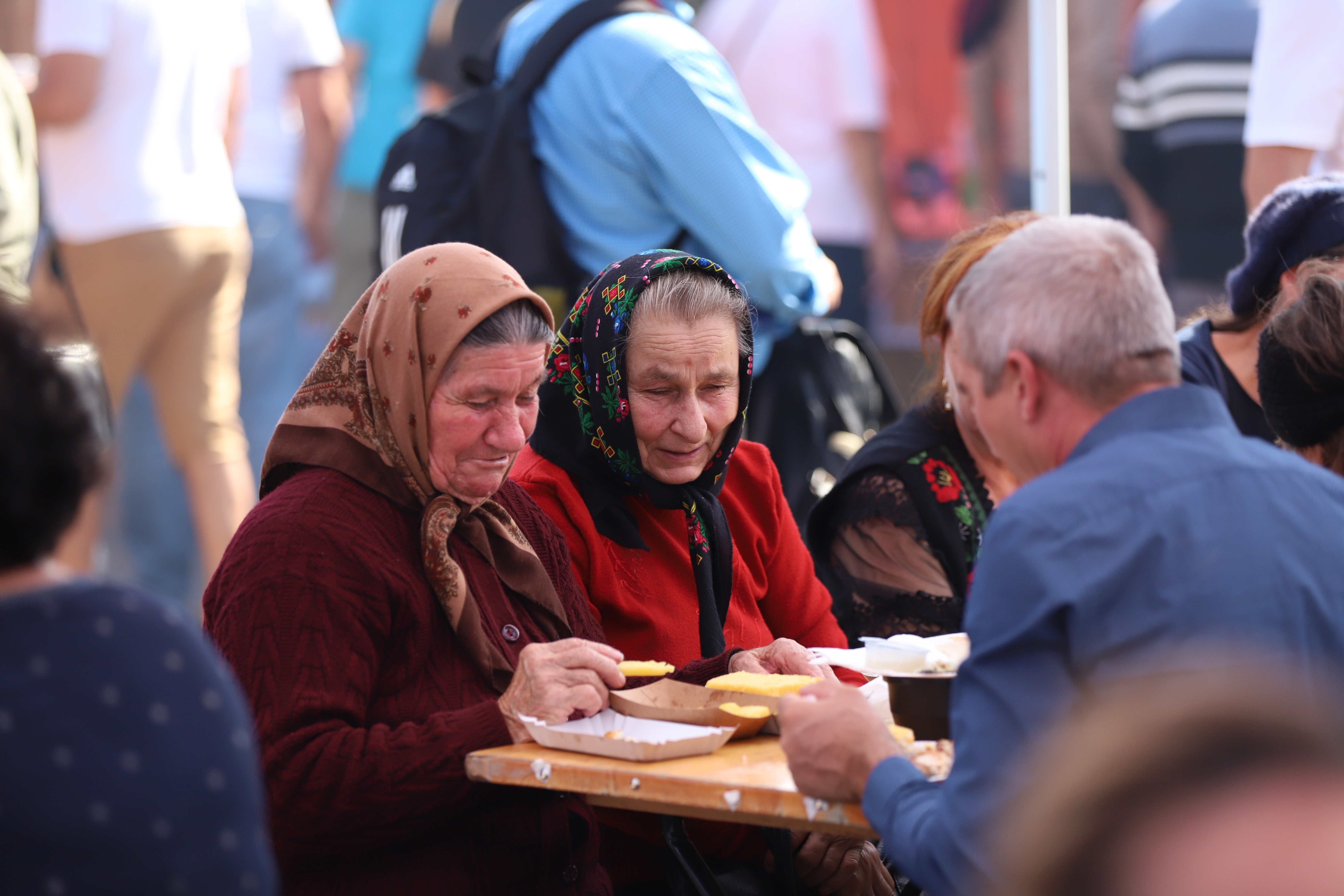 Secrete culinare de la Festivalul Borșului Lipovenesc din Jurilovca. Fără morcov, dar cu ardei și țicore de baltă: „Adevăratul gust îl dau oasele!” | FOTO REPORTAJ