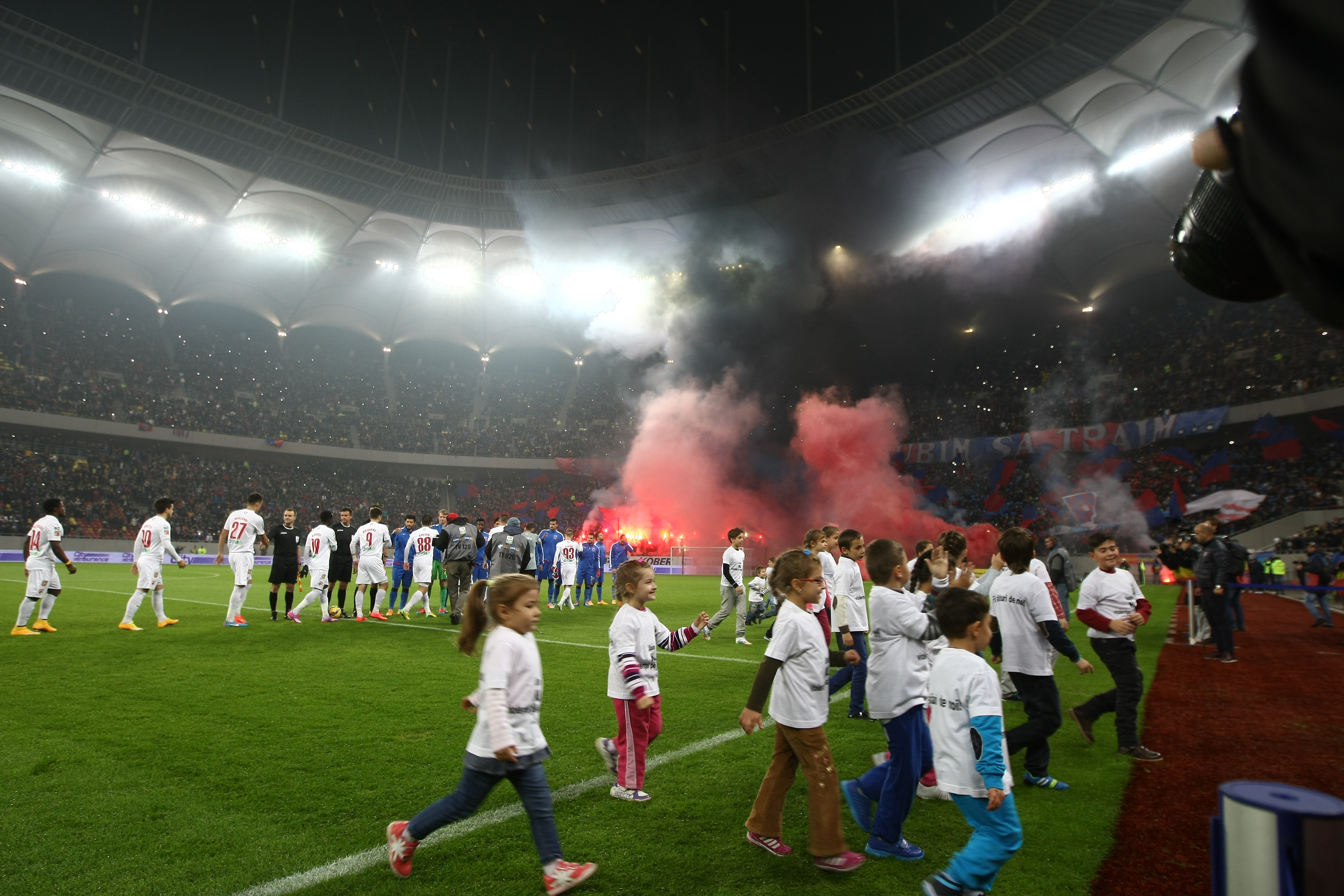 GALERIE FOTO&VIDEO/ DERBY-UL ROMÂNIEI, STEAUA - DINAMO 3-0. ^ Echipa din Ghencea i-a speriat pe ”câini” de Halloween! Szukala, Papp și Keșeru au înscris pentru roș-albaștri. Arlauskis și Bărboianu, loviți de petardele aruncate de suporteri. Băiatul lui Florentin Petre a debutat la Dinamo