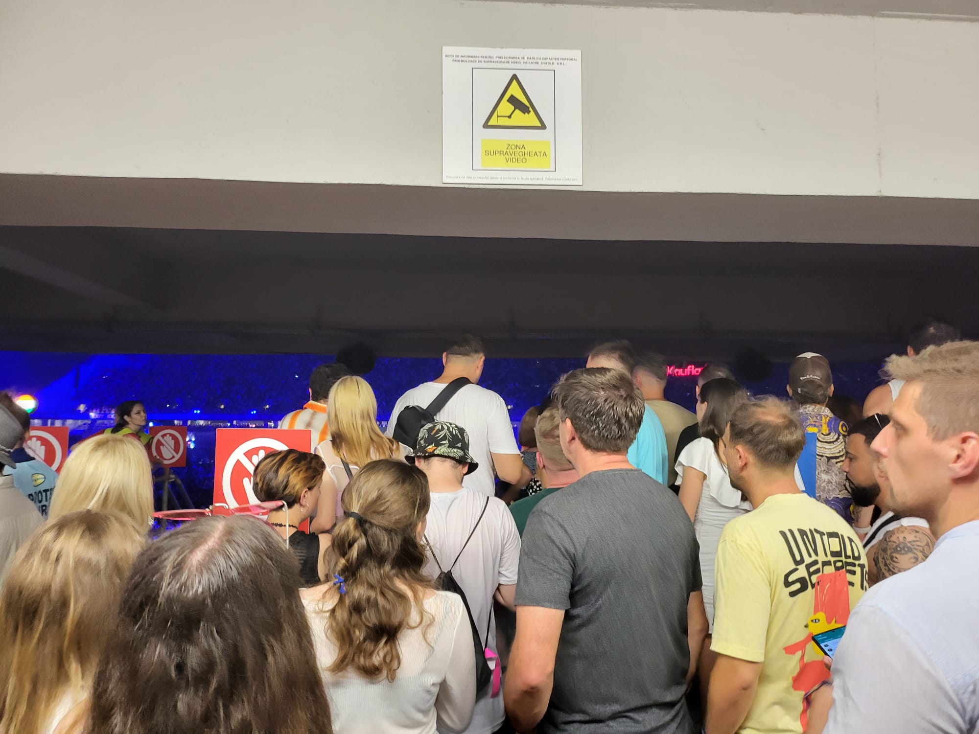 Sute de fani nu au putut intra la concertul Imagine Dragons de la Untold. „Am venit cu fetița de la Craiova și am rămas afară. Am dat 3.000 de lei pe nimic”. Ce spun organizatorii. VIDEO