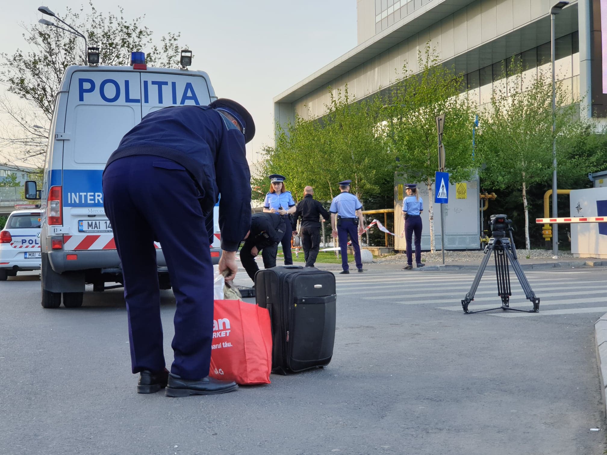 Operațiune a Poliției la Mall Promenada. Un bagaj uitat a stârnit panică |FOTO &VIDEO