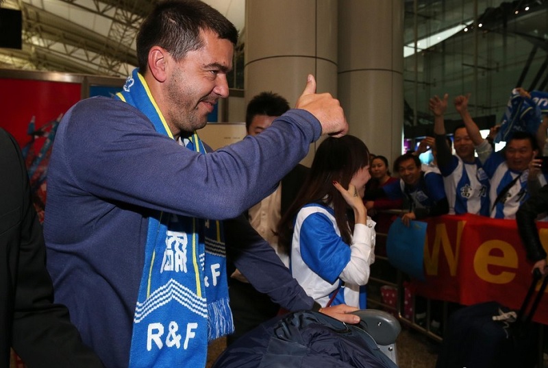 Contra a fost întâmpinat de zeci de fani la sosirea în China / FOTO