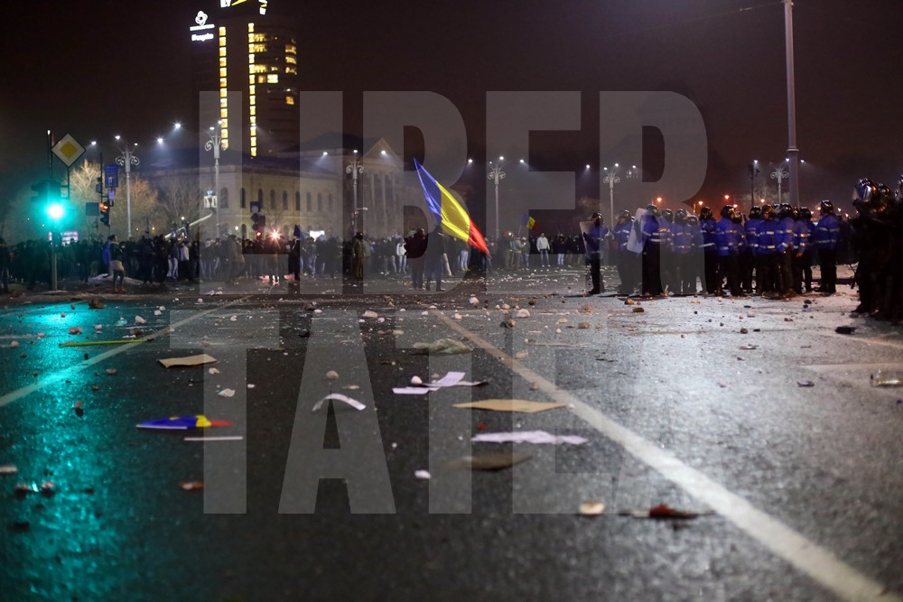 Violențe între ultrași și jandarmi, miercuri seară, în Capitală, pe finalul protestelor / FOTO & VIDEO