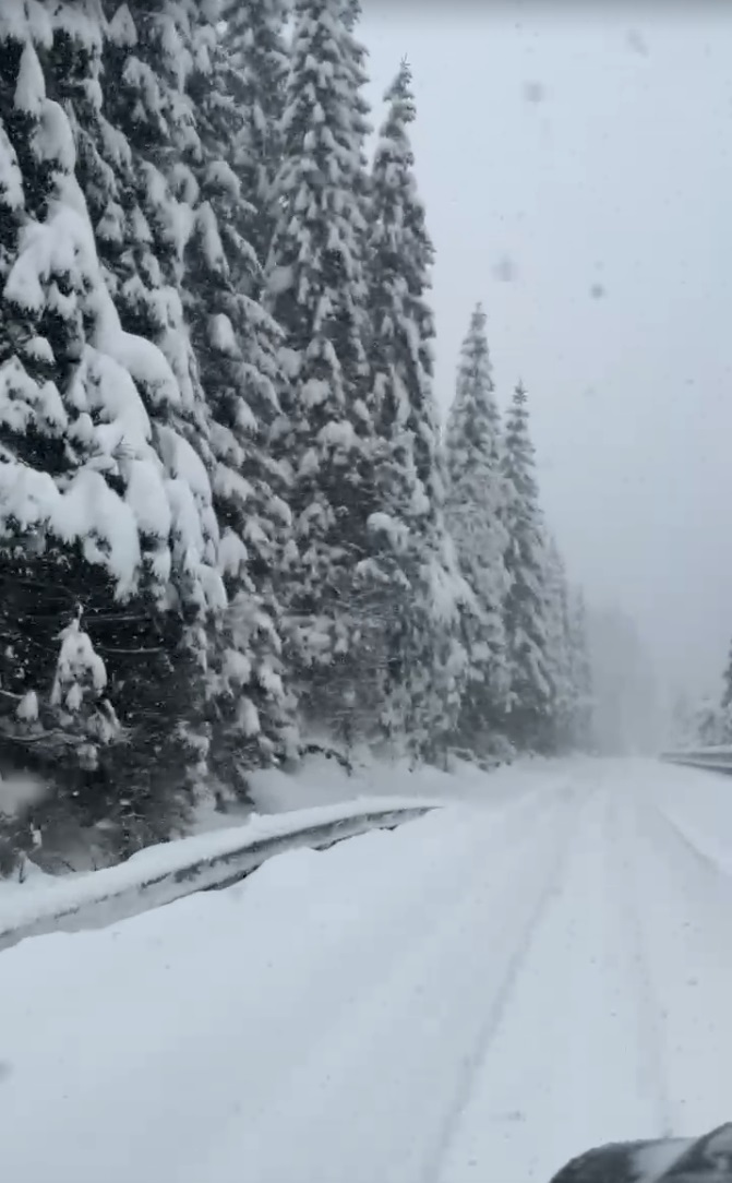 Drumuri acoperite cu zăpadă în 13 județe. Unde a nins peste noapte
