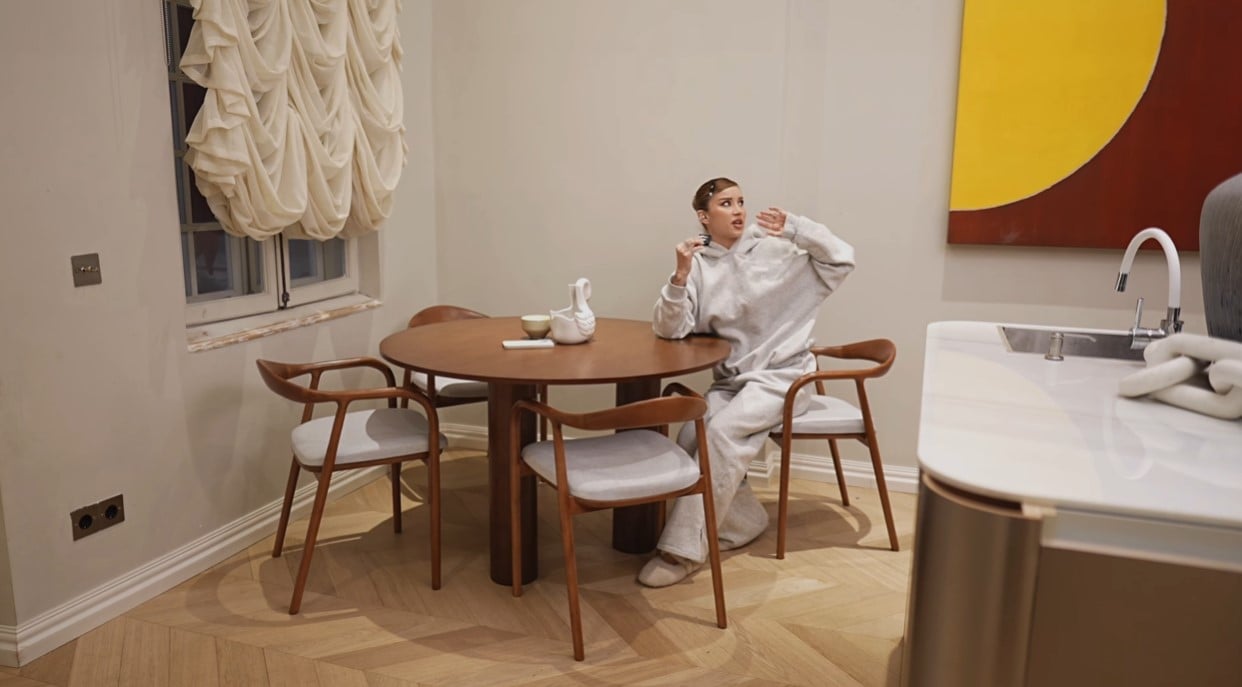 Imagini cu casa din București în care locuiește Alina Ceușan. Sora ei s-a ocupat de design și doar în reviste mai vezi așa ceva