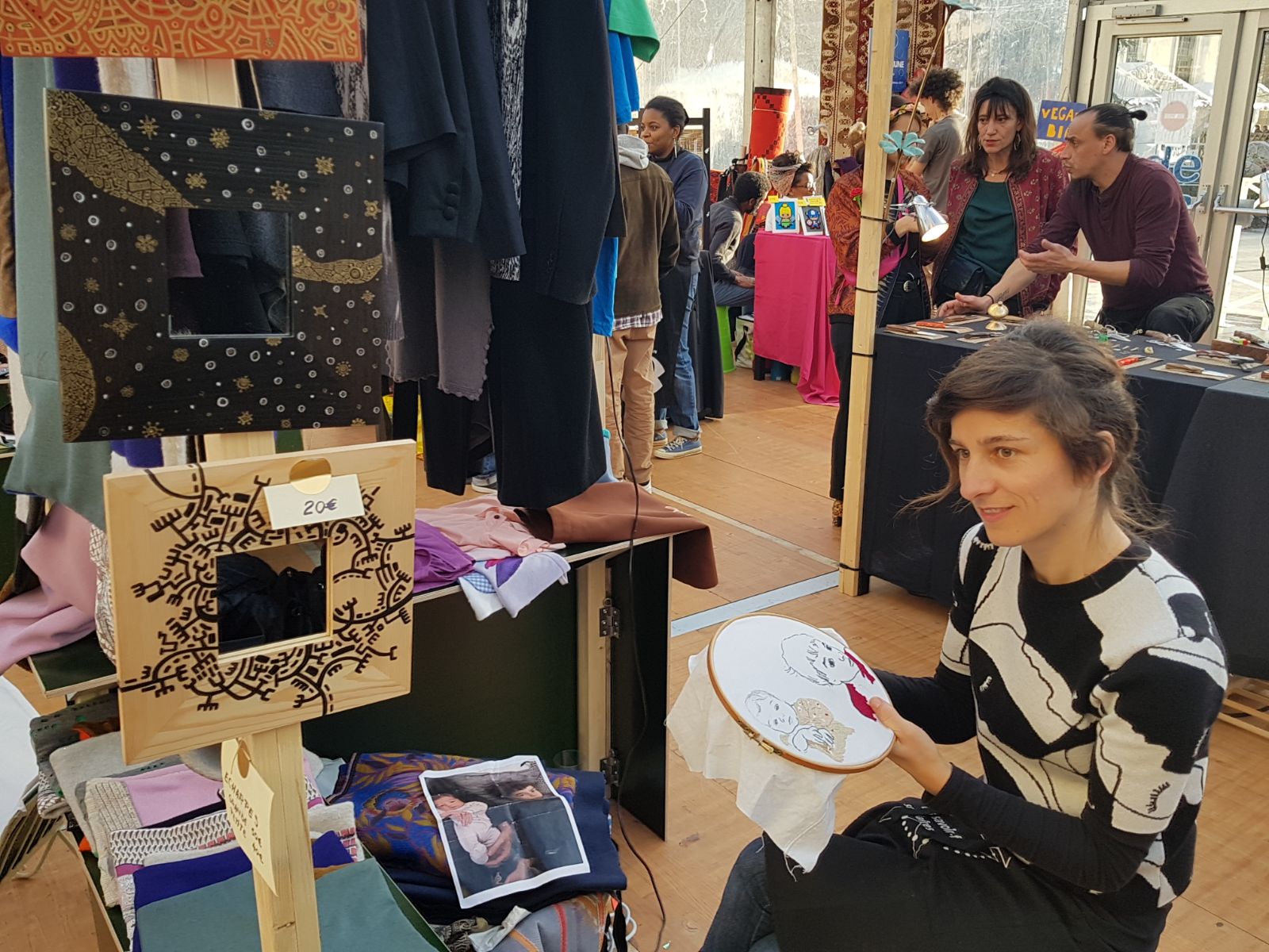 FOTO/Târgul de Crăciun din Saint-Denis - Paris are puțin din farmecul românesc. Un artizan francez imprimă haine cu imagini din București