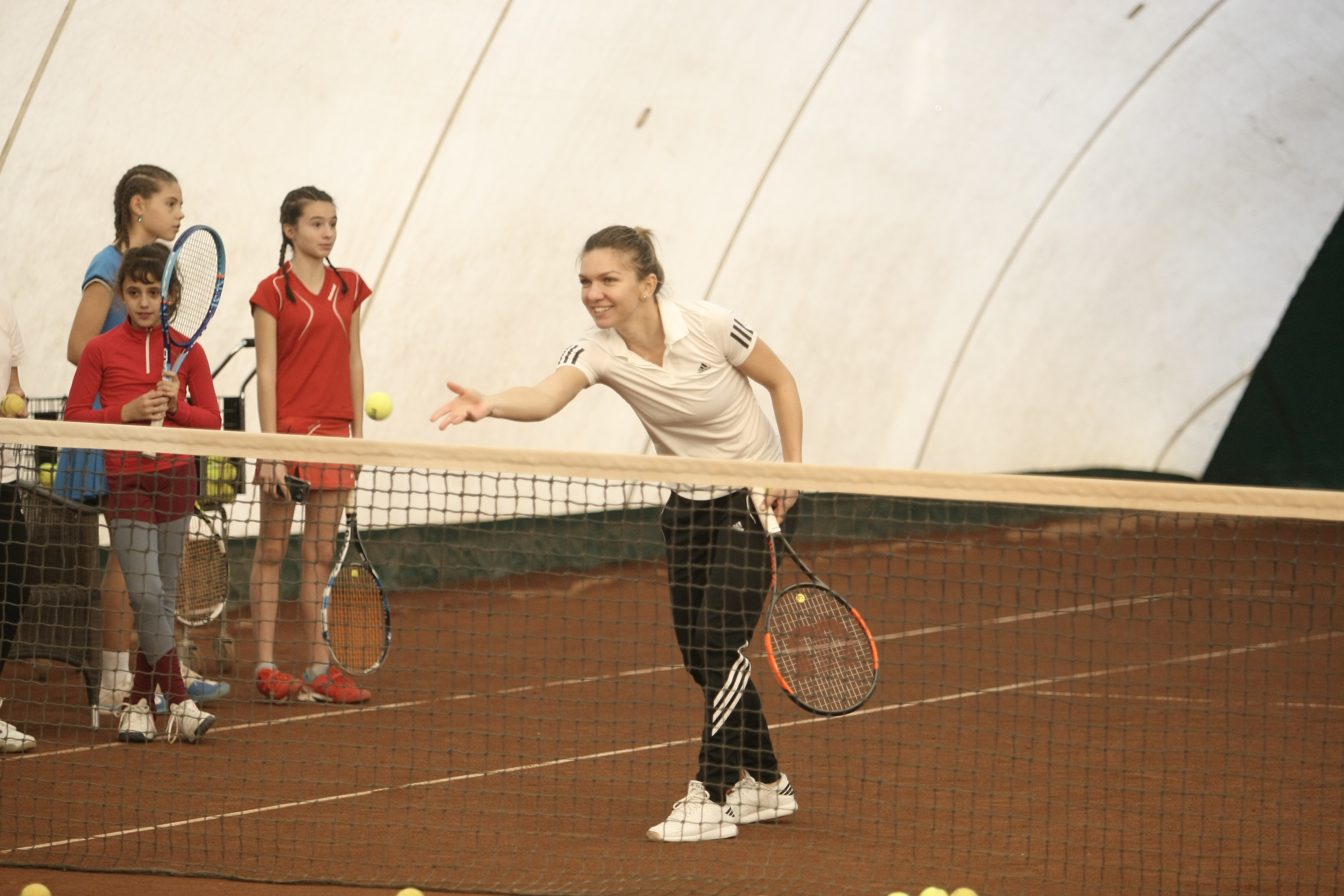 Simona Halep și-a luat energie de la copii! Un fost fotbalist stelist și-a adus fata, ca să ia autograf de la campioană / GALERIE FOTO