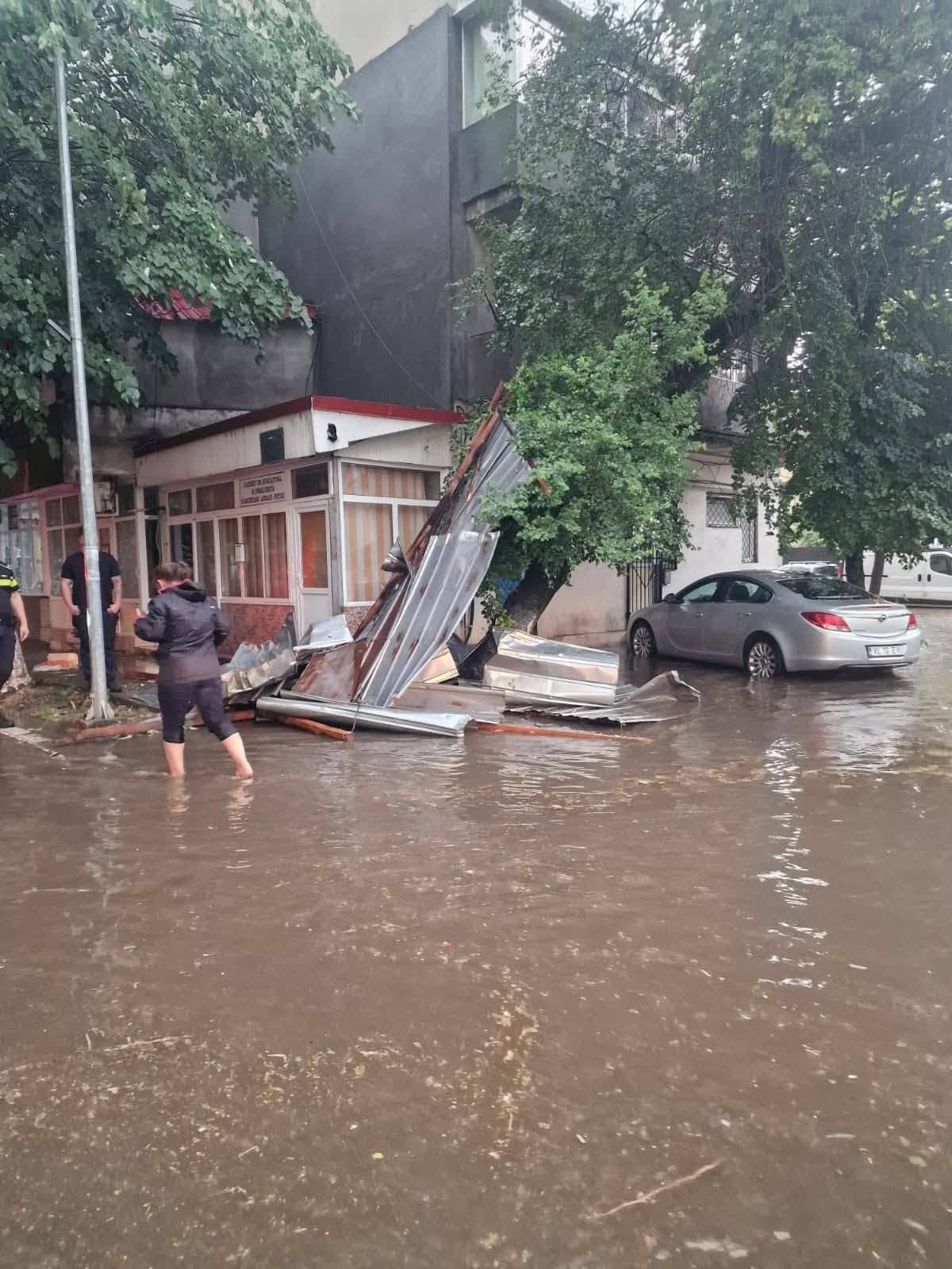 Codul portocaliu de ploi torențiale a făcut prăpăd în țară. În unele zone a plouat în 24 de ore cât într-o lună