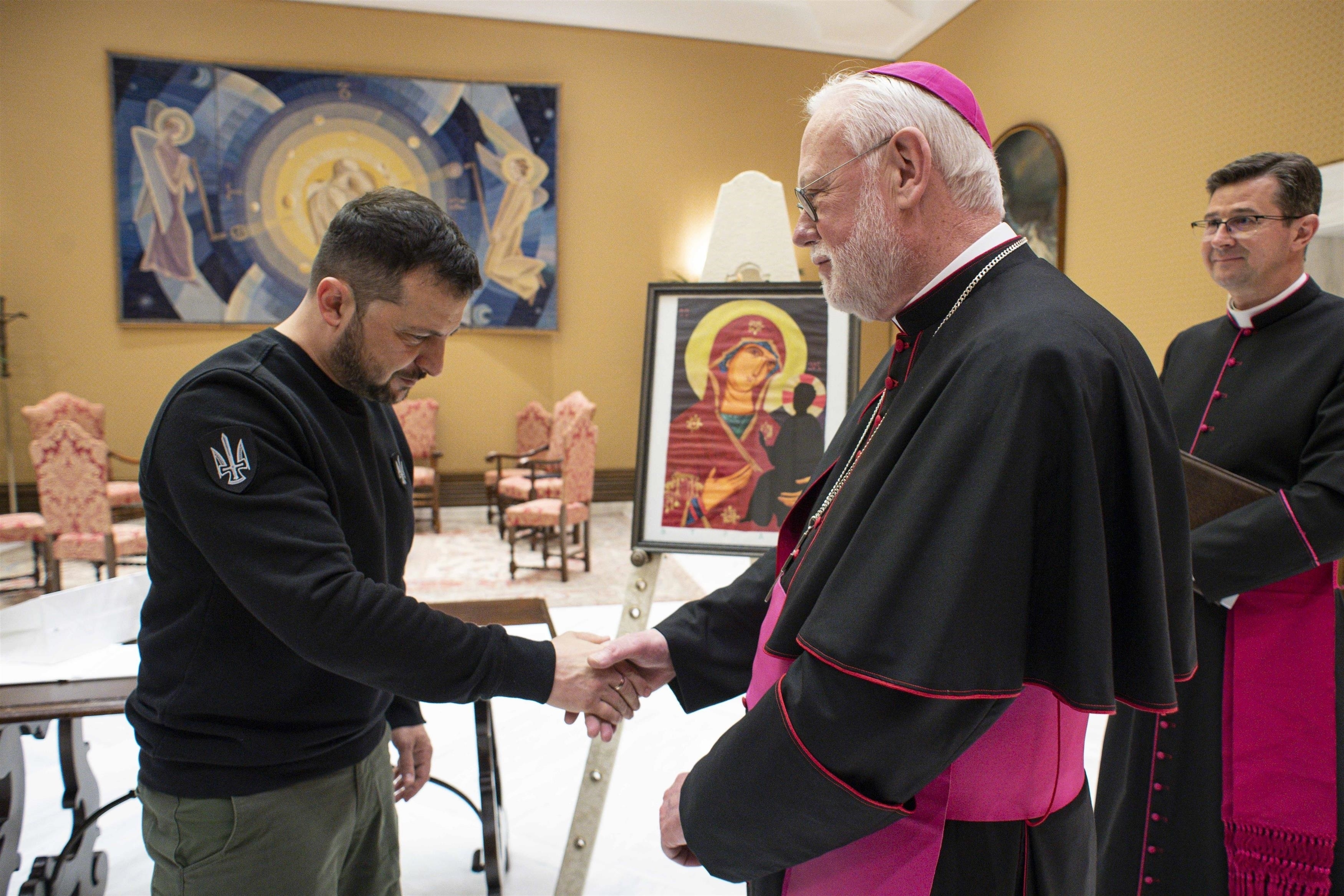 Zelenski, vizită la Vatican. I-a dăruit Papei Francisc o icoană pictată pe o vestă antiglonț