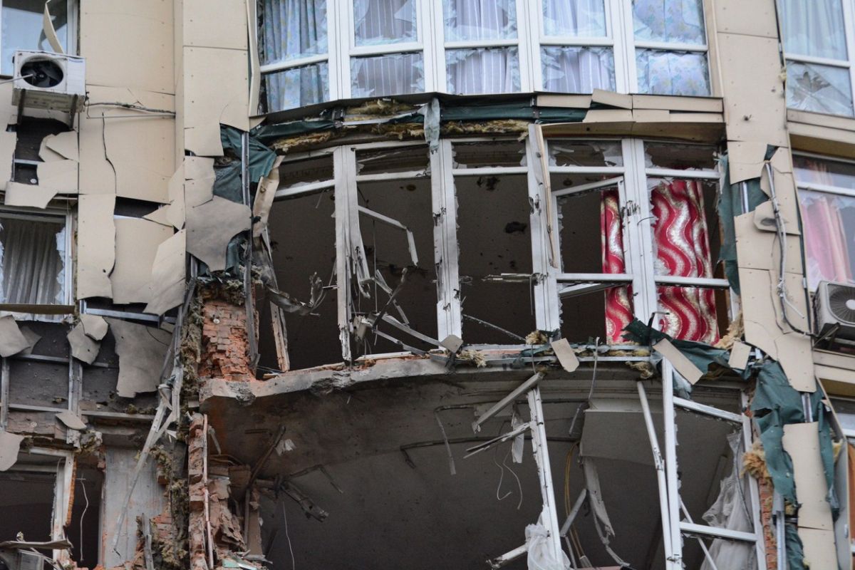 Imagini cu urmările atacului din Kiev. Autoritățile ucrainene spun că distrugerile au fost provocate de resturile dronelor doborâte