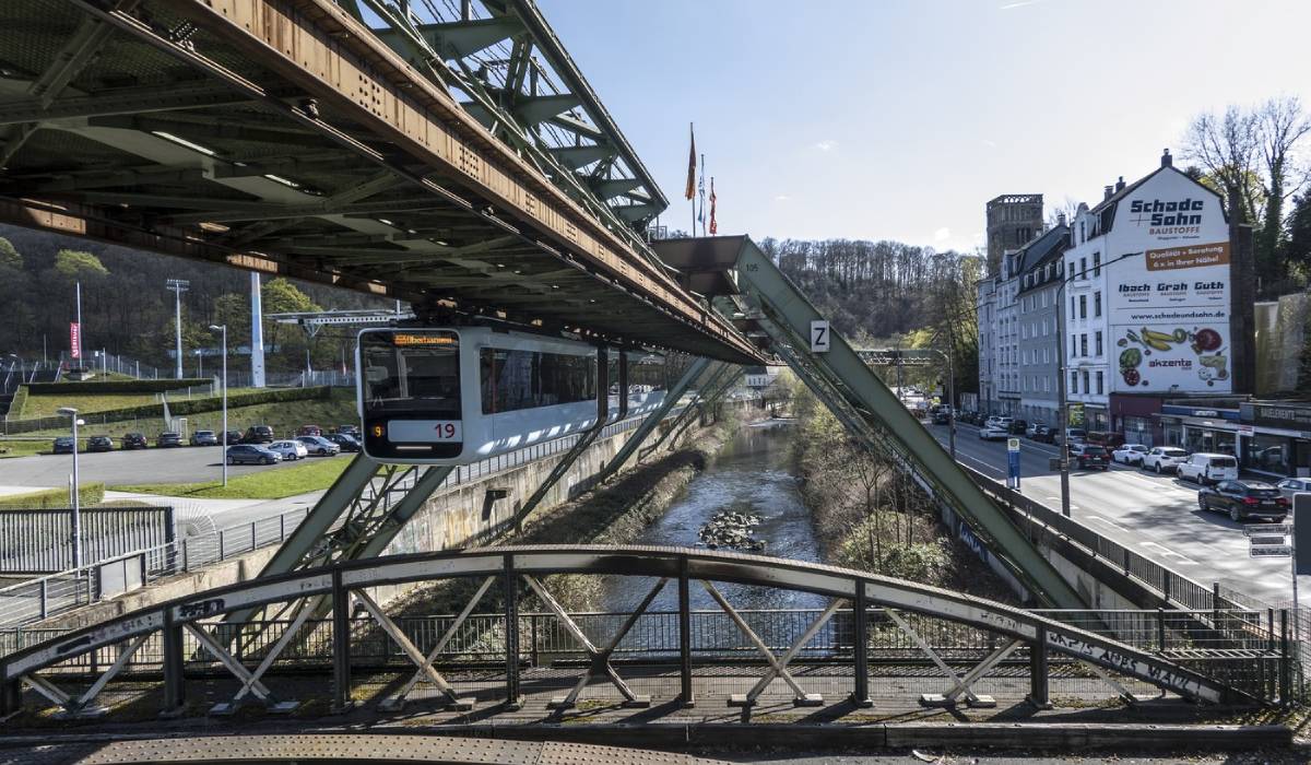 Cel mai vechi tren suspendat din lume are 125 de ani și transportă zilnic 80.000 de oameni peste un oraș din Germania. Un elefant a căzut din el și a supraviețuit