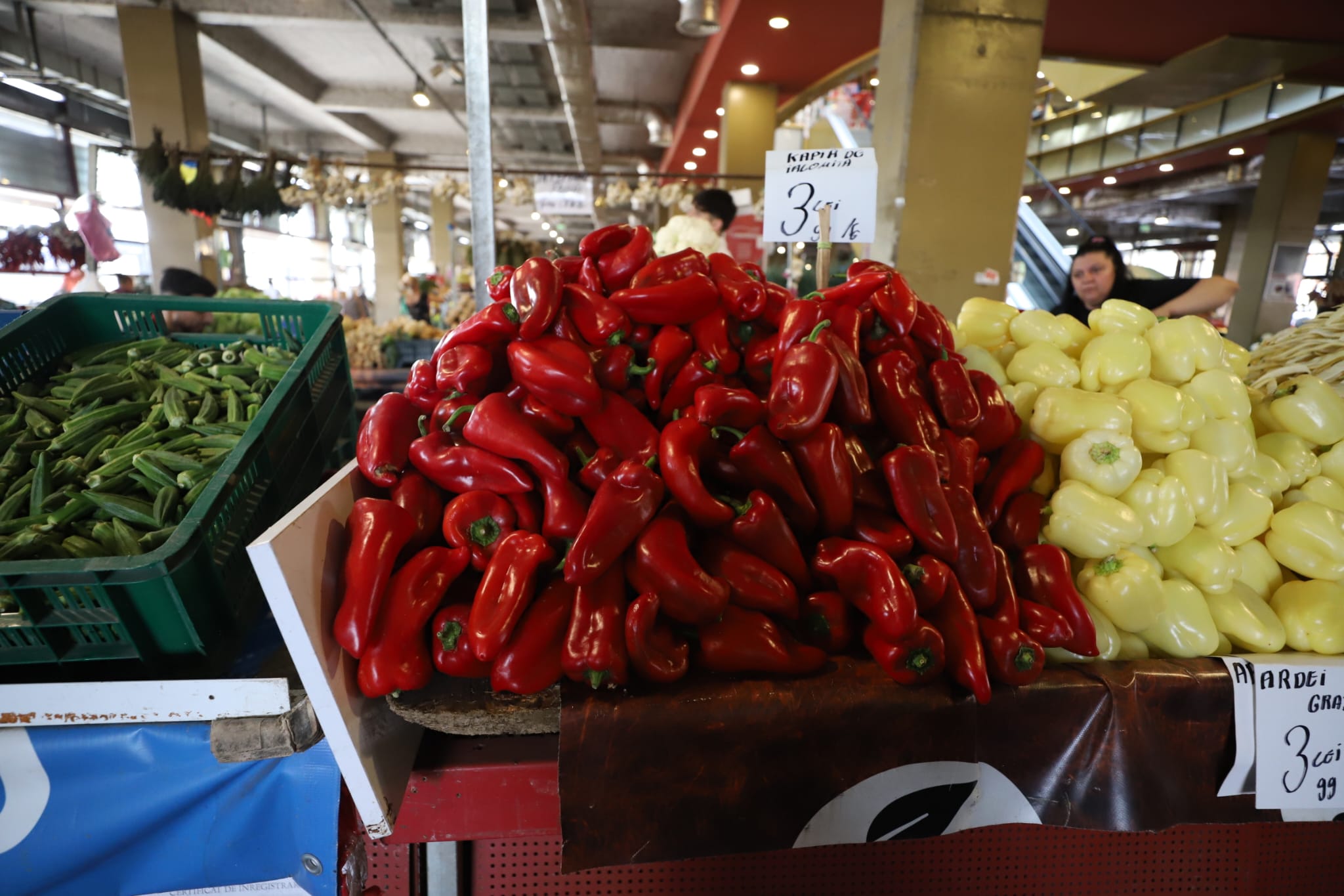 Cât costă să cumperi ingrediente pentru 10 borcane de zacuscă: calculul pentru rețeta tradițională cu vinete, ardei kapia, gogoșari și ceapă