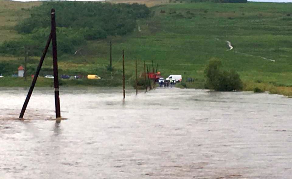 Ploile au făcut prăpăd în județul Sibiu! Locuințe inundate și drumuri blocate de ape