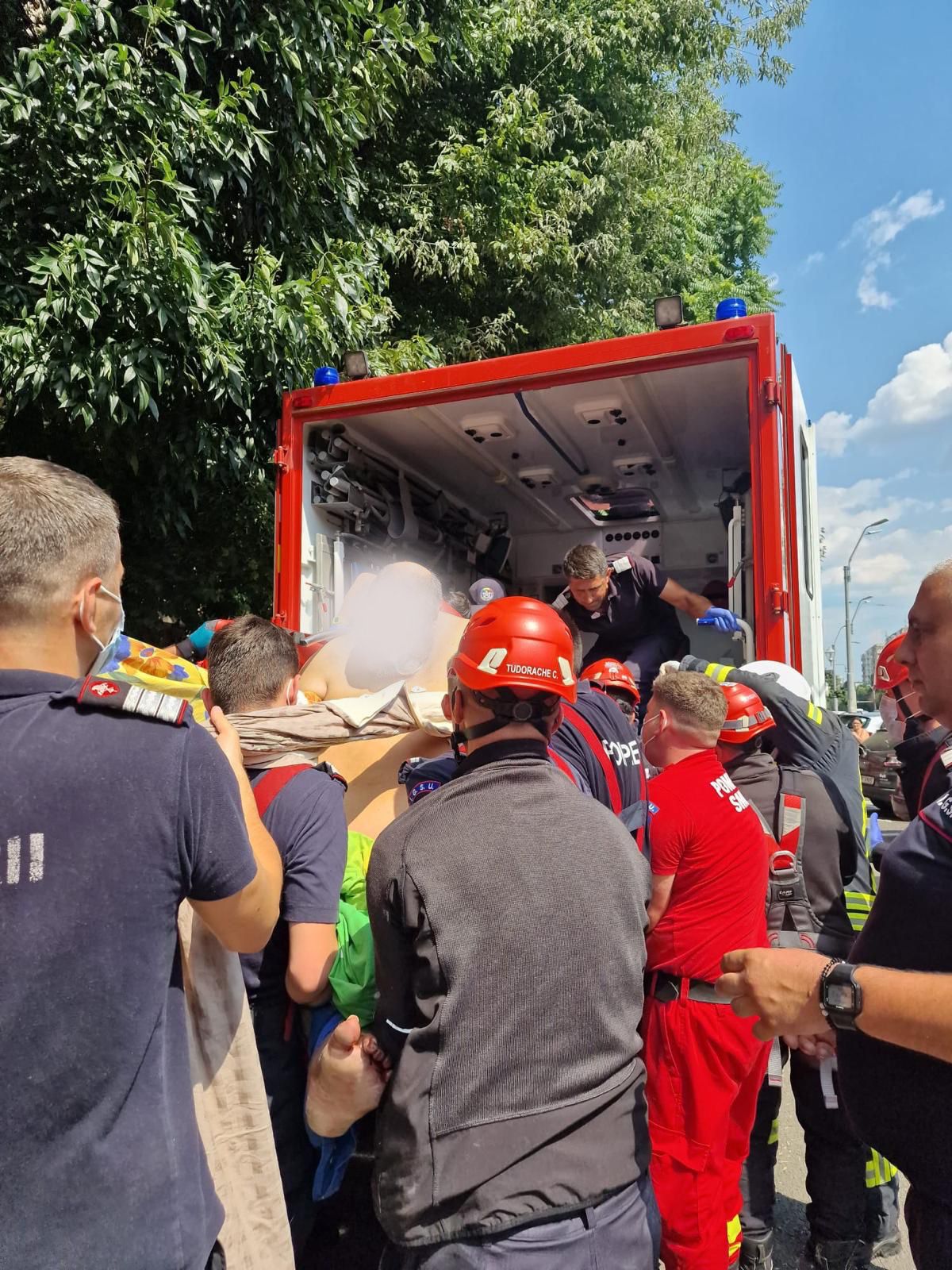 Un bărbat de 400 de kilograme care a suferit un AVC a fost salvat de ISU și SMURD