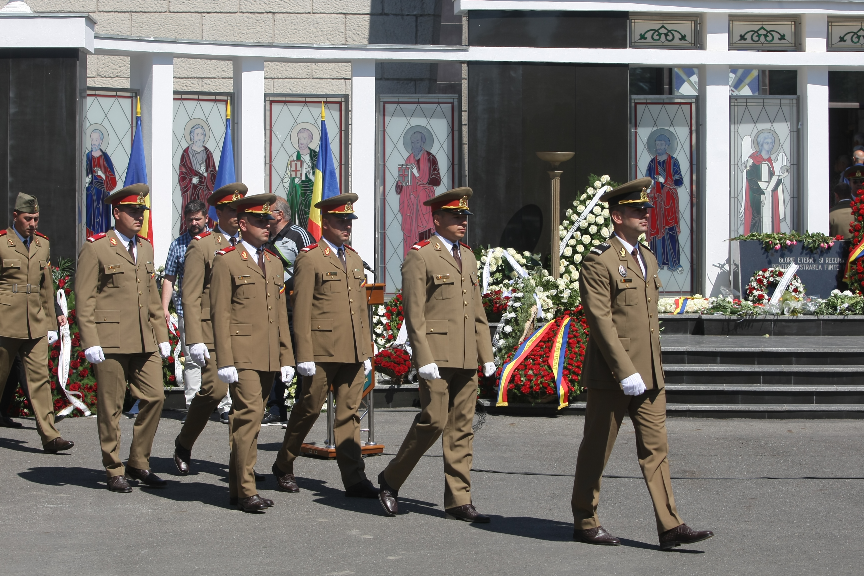 GALERIE FOTO&VIDEO/ Cristian Țopescu, înmormântat cu onoruri militare, la Cimitirul Ghencea Militar din București