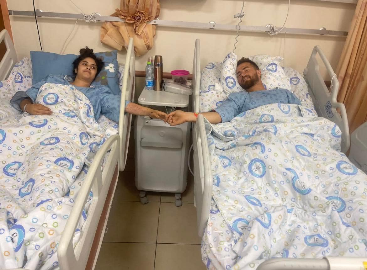 Împușcați împreună, internați împreună, salvați împreună. Povestea cuplului schilodit în masacrul Hamas care s-a ținut de mână și pe patul de spital