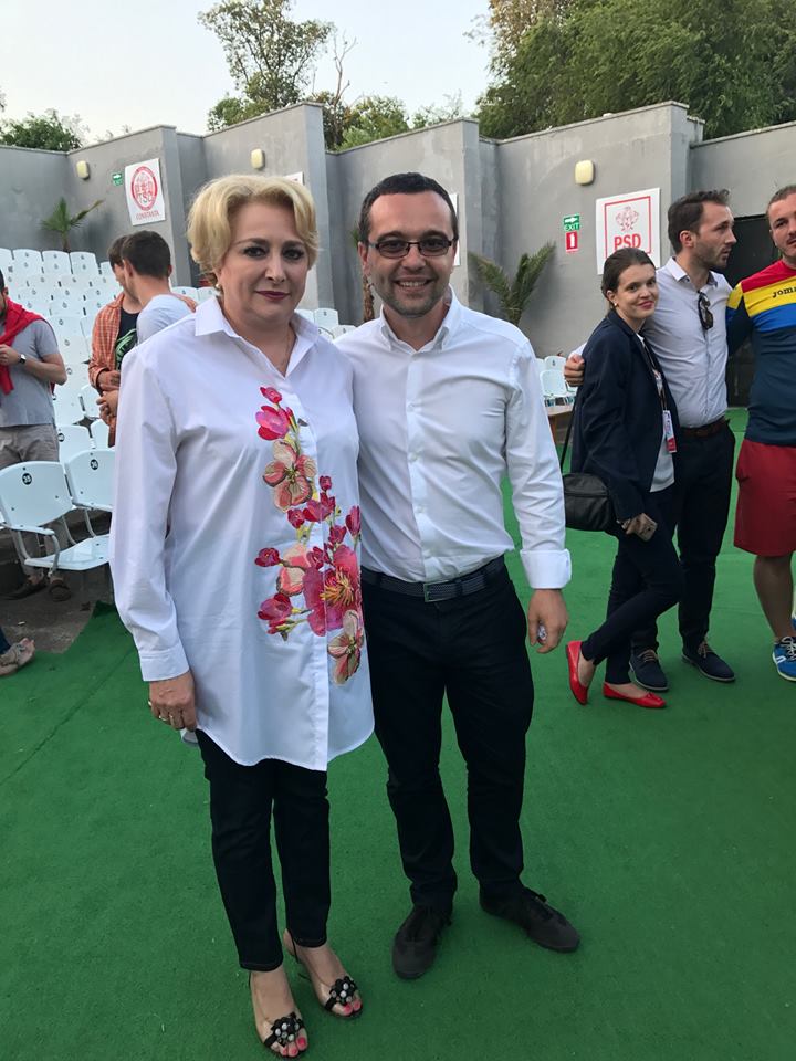 Atunci și Acum: Viorica Dăncilă, campanii pe tocuri, pe ulițele satului și iubitoare a portului tradițional