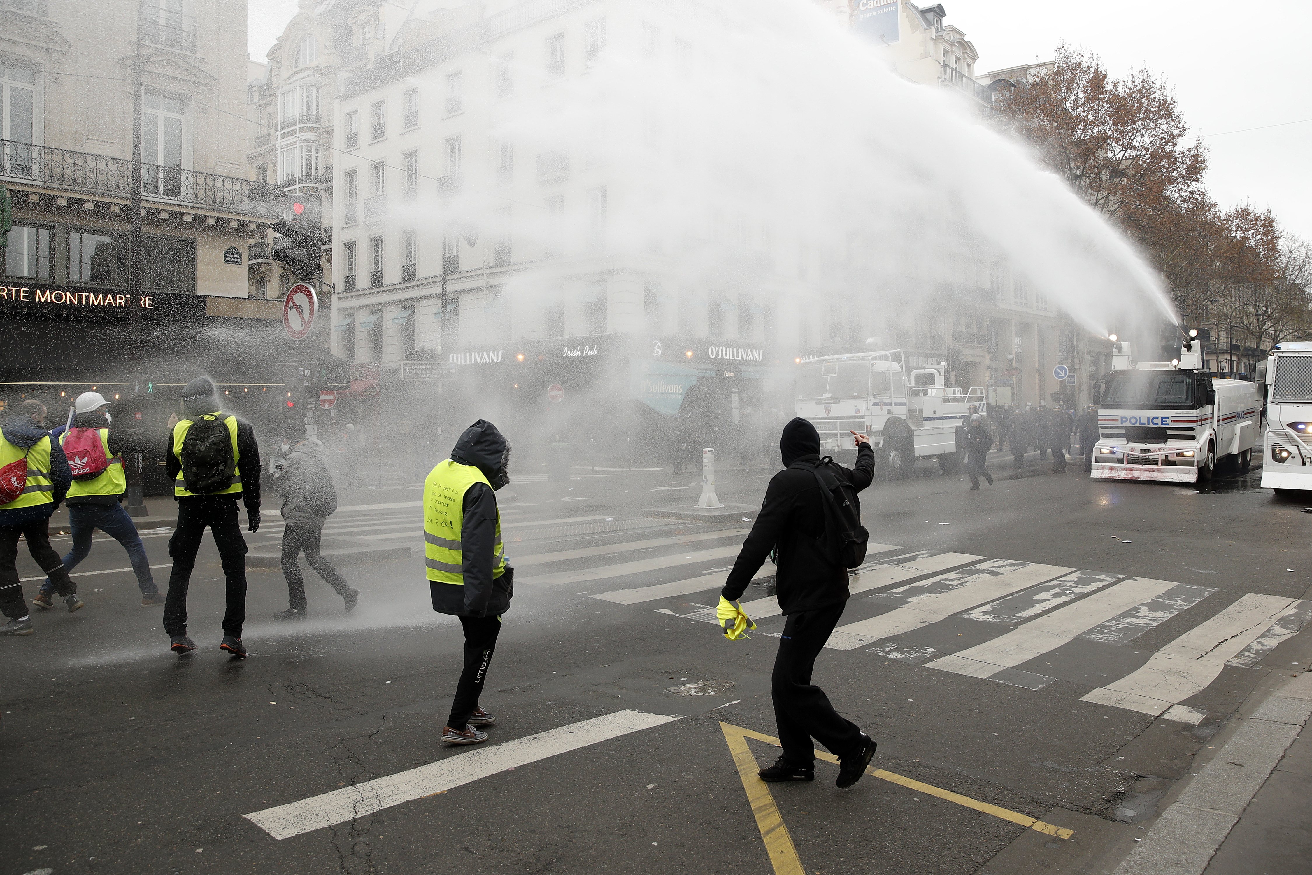 FOTO&VIDEO / Zi de foc în Franța! Violențe și confruntări, soldate cu aproximativ 1.400 de persoane reținute