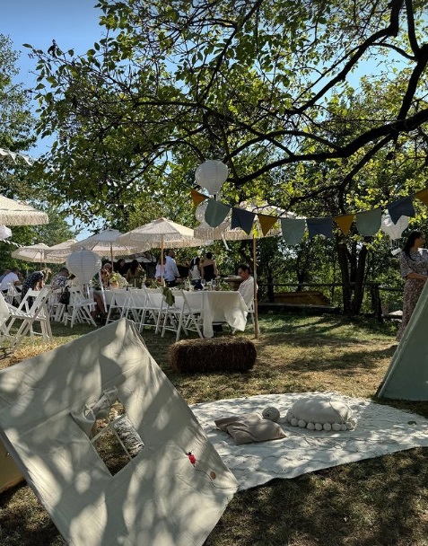 Imagini de la botezul celei de-a patra fetițe a Laurei Cosoi. Evenimentul a avut loc în Maramureș, iar invitații au primit mâncare gătită la ceaun