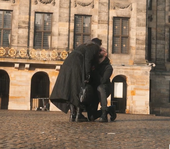 Imagini cu momentul în care Victor Dorobanțu, actorul român din „Wednesday”, și-a cerut iubita în căsătorie. Cum arată inelul de logodnă