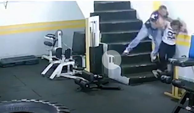 Un culturist și-a bătut fosta iubită pentru că a refuzat să se întoarcă la el. Atac la sala de sport, totul a fost filmat | FOTO