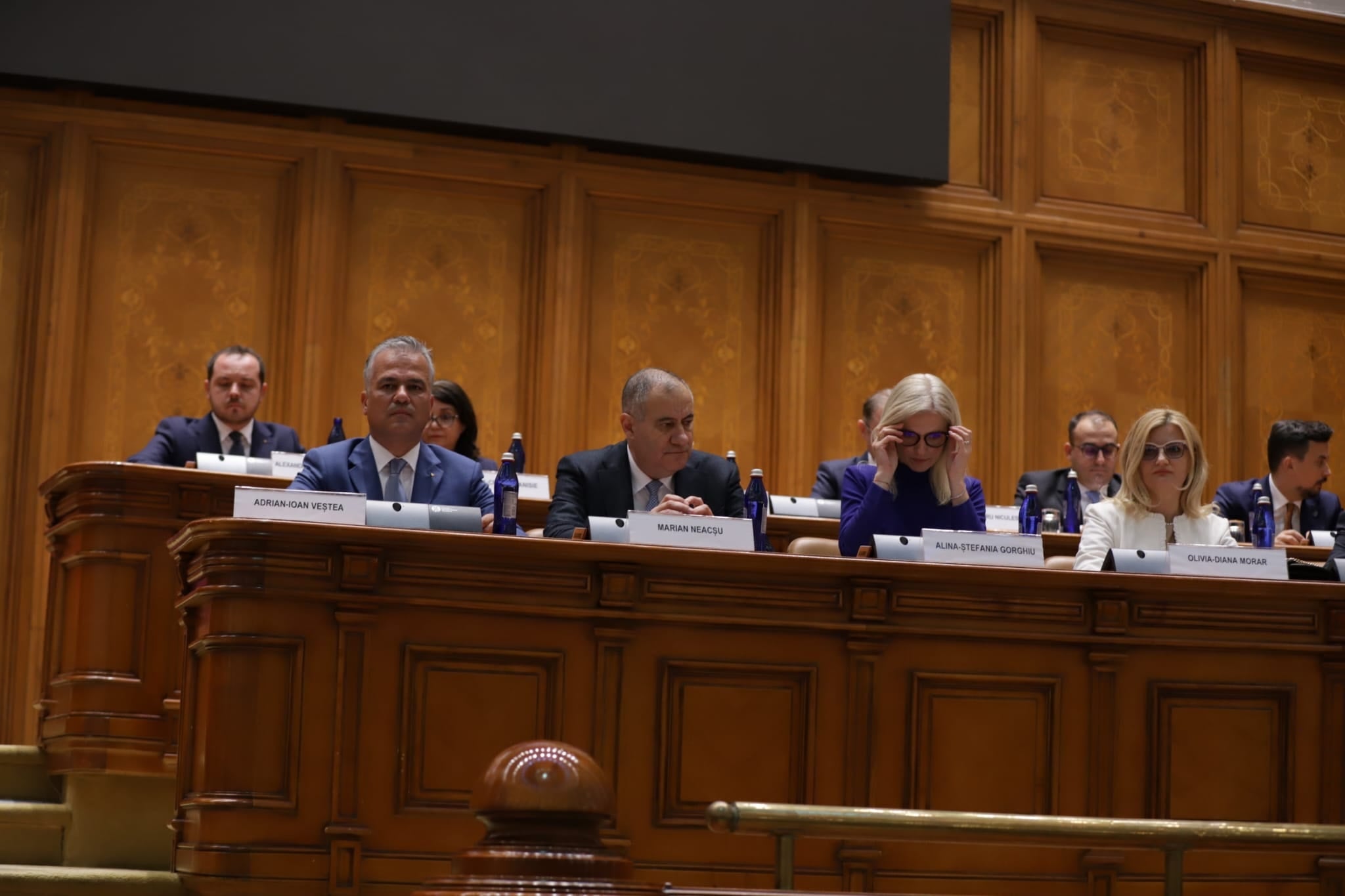 REPORTAJ Ce nu s-a văzut la televizor la votul pentru Guvernul Veștea: social-democrații negociau deja viitorul guvern condus de Sorin Grindeanu