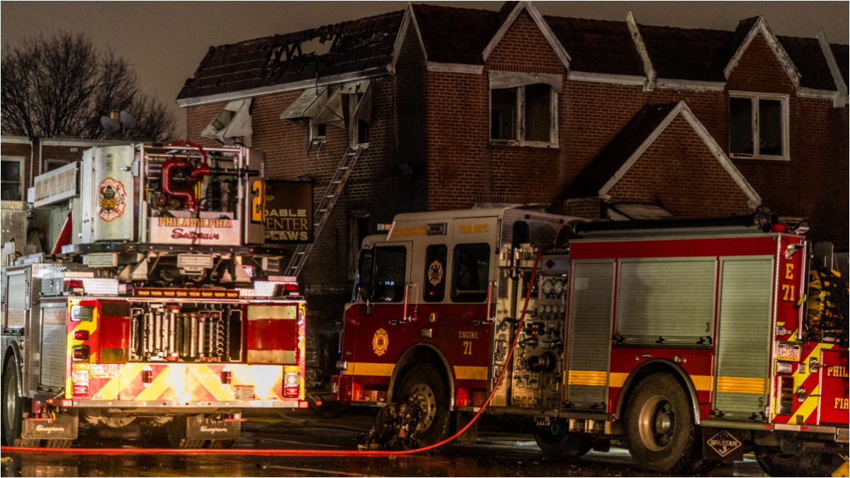 Un avion medical s-a prăbușit în Philadelphia și a incendiat mai multe case. Șase oameni, între care un copil pacient, se aflau la bord | VIDEO