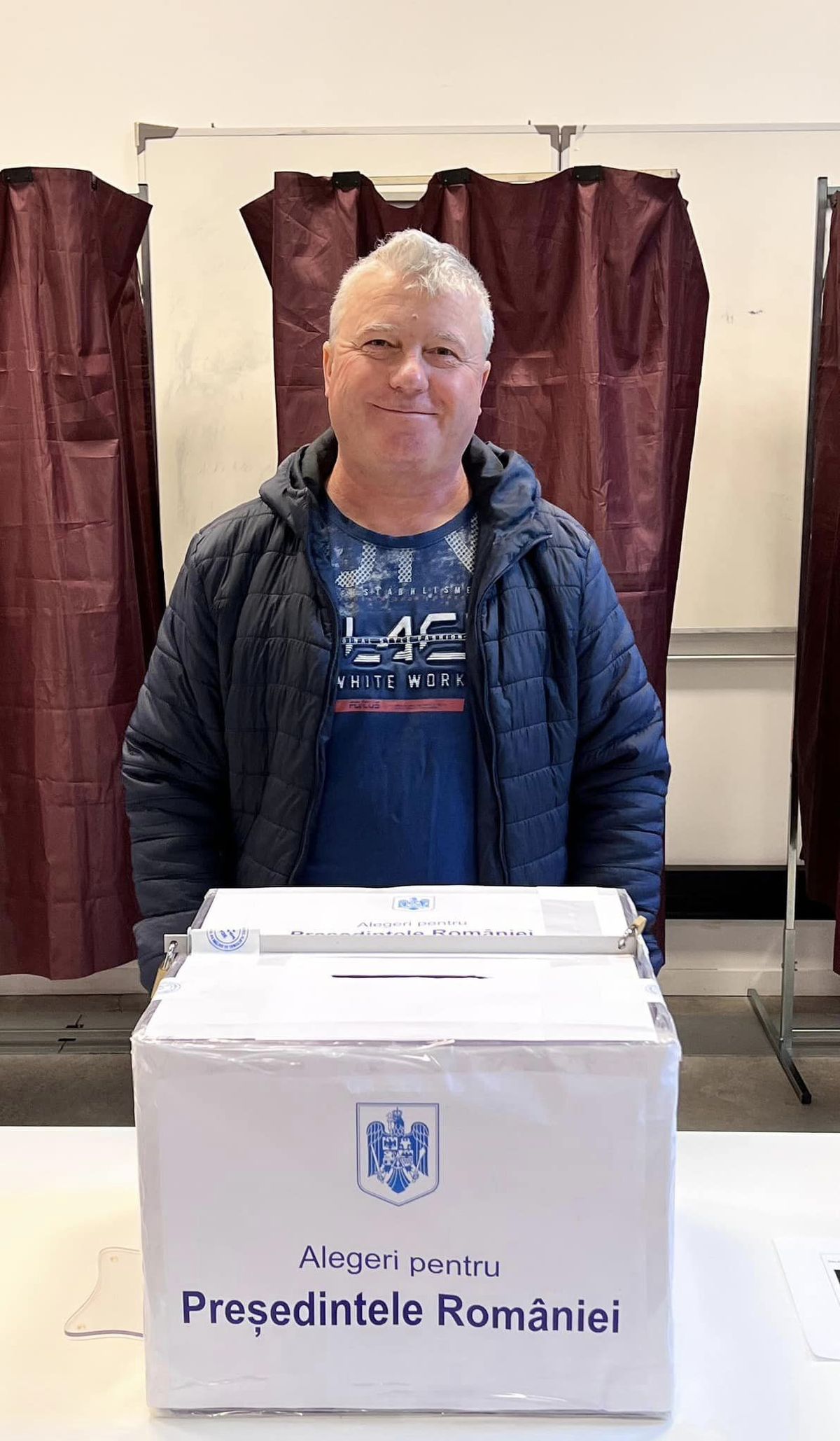 Imagini cu românii care au votat în diaspora la alegerile prezidențiale. Cel mai vârstnic alegător are 100 de ani