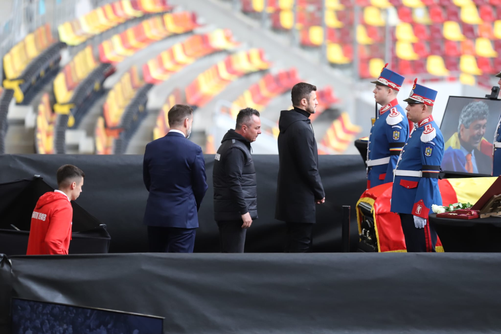 Livetext Mii de români își iau adio de la Mircea Lucescu la Arena Națională înainte de funeraliile cu onoruri militare / „Leucemia i-a provocat și grăbit sfârșitul”