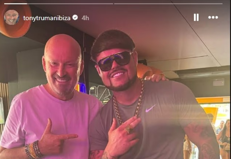 Fenomenul Jack Kay, petrecărețul care face senzație în Ibiza: „Spuneți-mi că aia e o pălărie!” | VIDEO