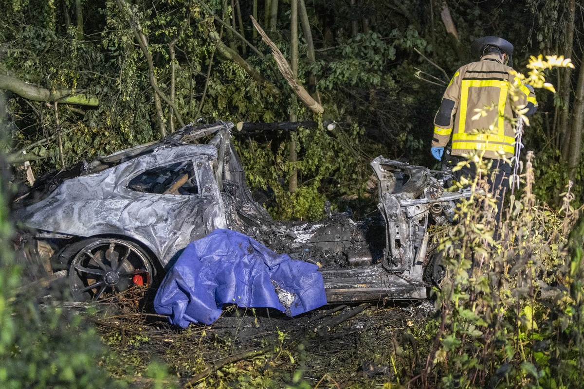 Un bărbat și fiul său au murit carbonizați, după ce mașina lor a fost aruncată la 250 de metri de șosea. Cei doi participau la o cursă ilegală