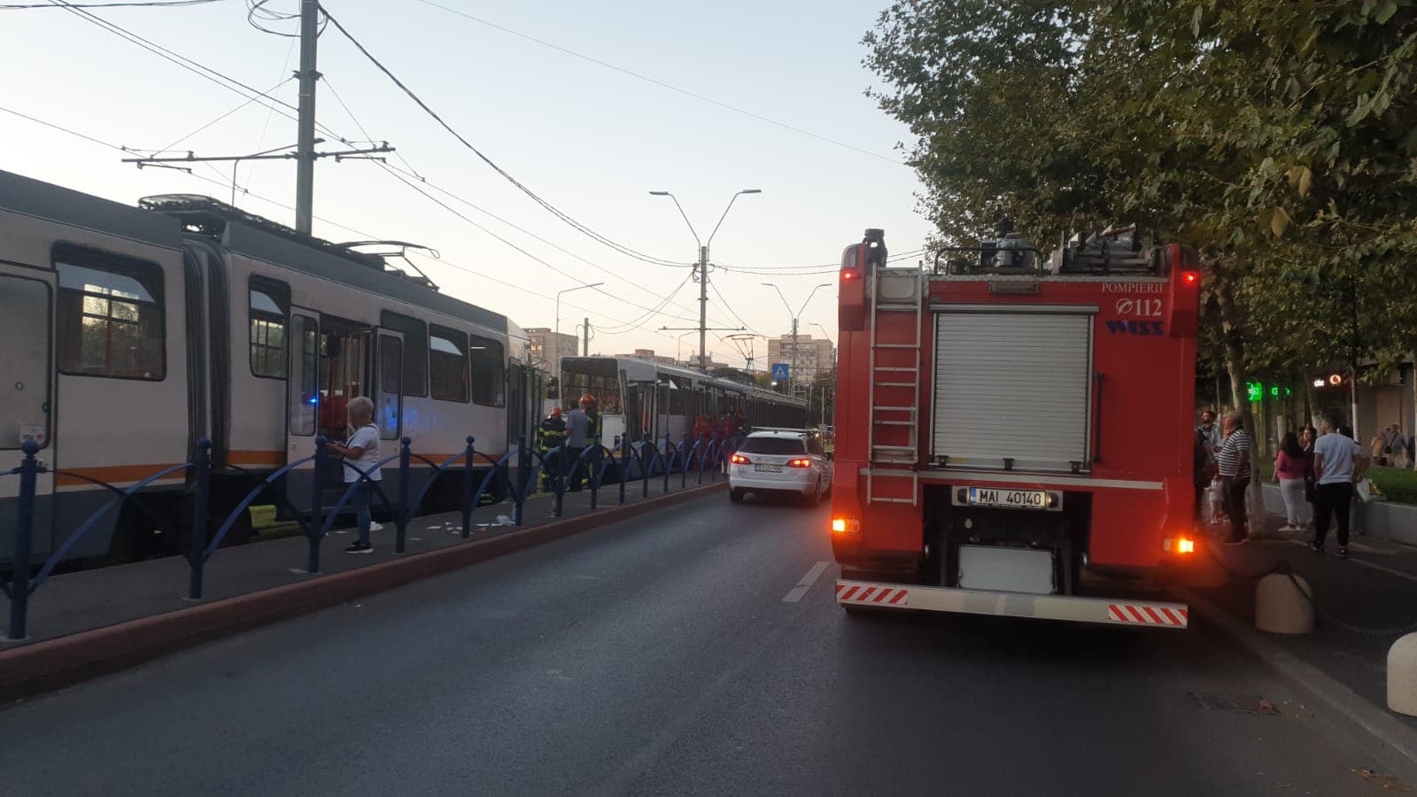 Două tramvaie s-au ciocnit lângă Cimitirul Evreiesc din București. Din trei răniți, doi au ajuns la spital. Cum s-a produs accidentul