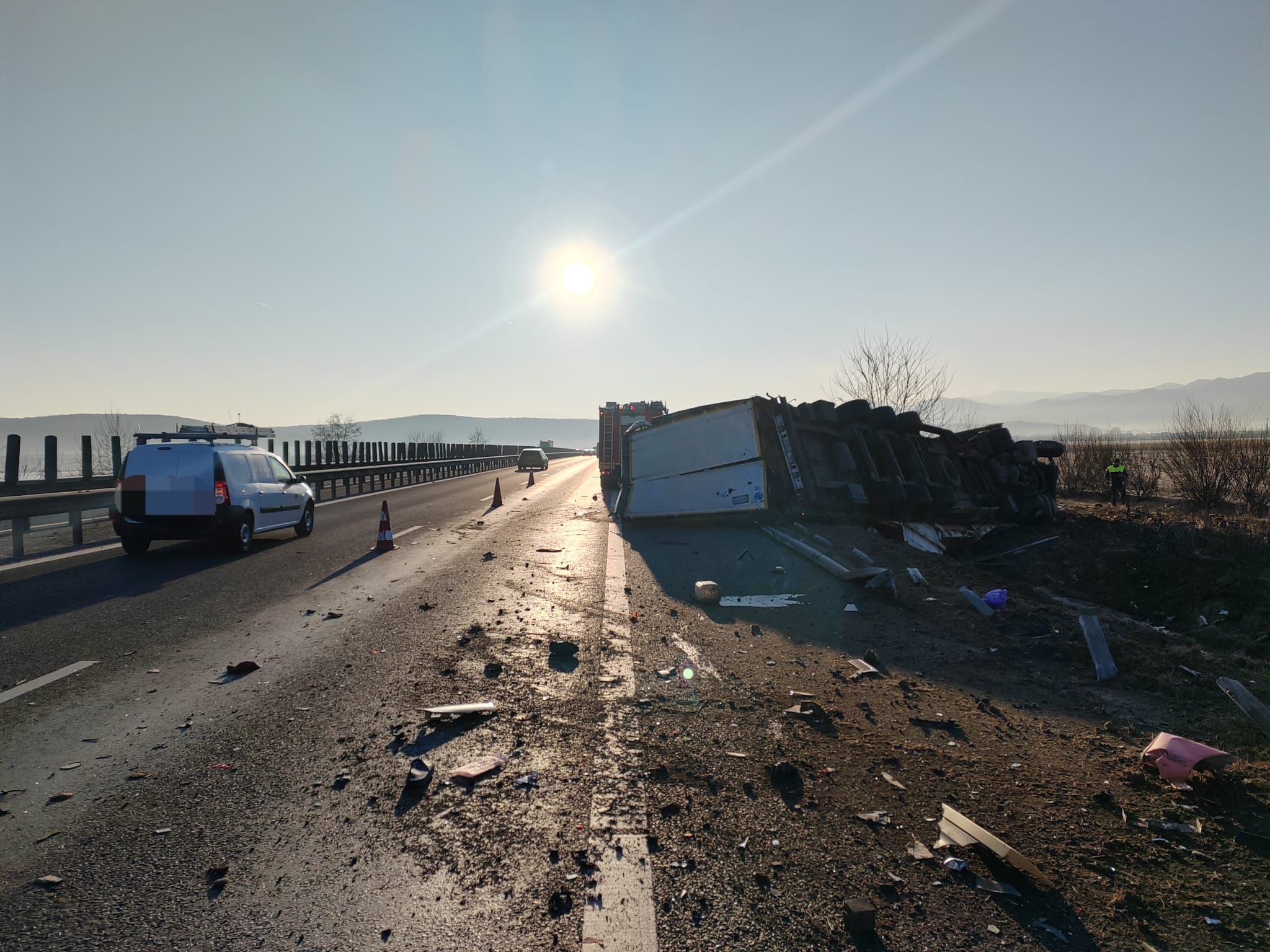 Accident rutier pe autostrada A1, pe sensul Sebeș - Sibiu. Un TIR a lovit o autoutilitară staționată pe banda de urgență