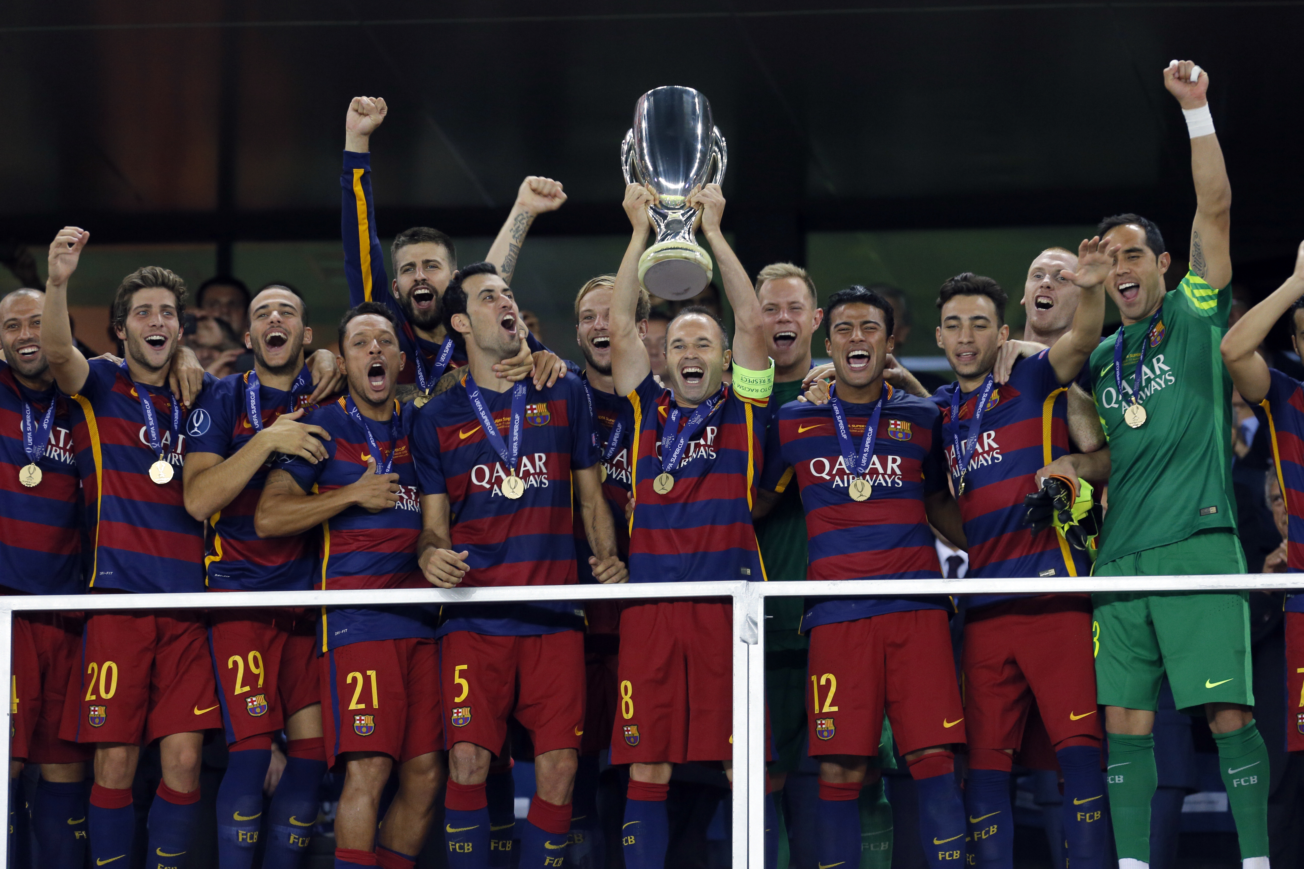Supercupa Europei: FC Barcelona - FC Sevilla 4-4, 5-4 după prelungiri. Fabulos! Unul dintre cele mai frumoase meciuri din istorie. Andaluzii au revenit miraculos, de la 1-4! ^Legitimat la Sevilla, Raul Rusescu n-a fost inclus în lot, ci se pregătește separat, așteptând să fie iarăși izgonit / GALERIE FOTO & VIDEO