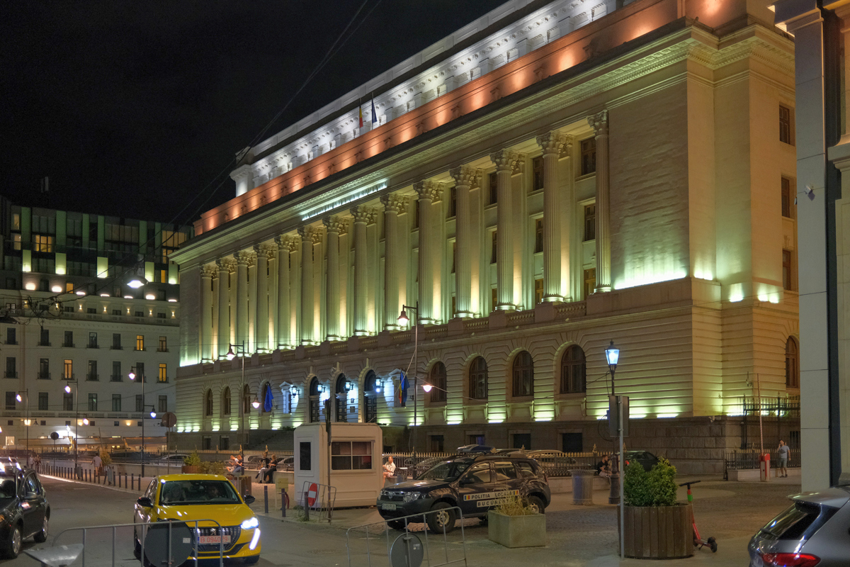Economie la curent, doar în declarații. Instituțiile publice din România sunt luminate ca la festival