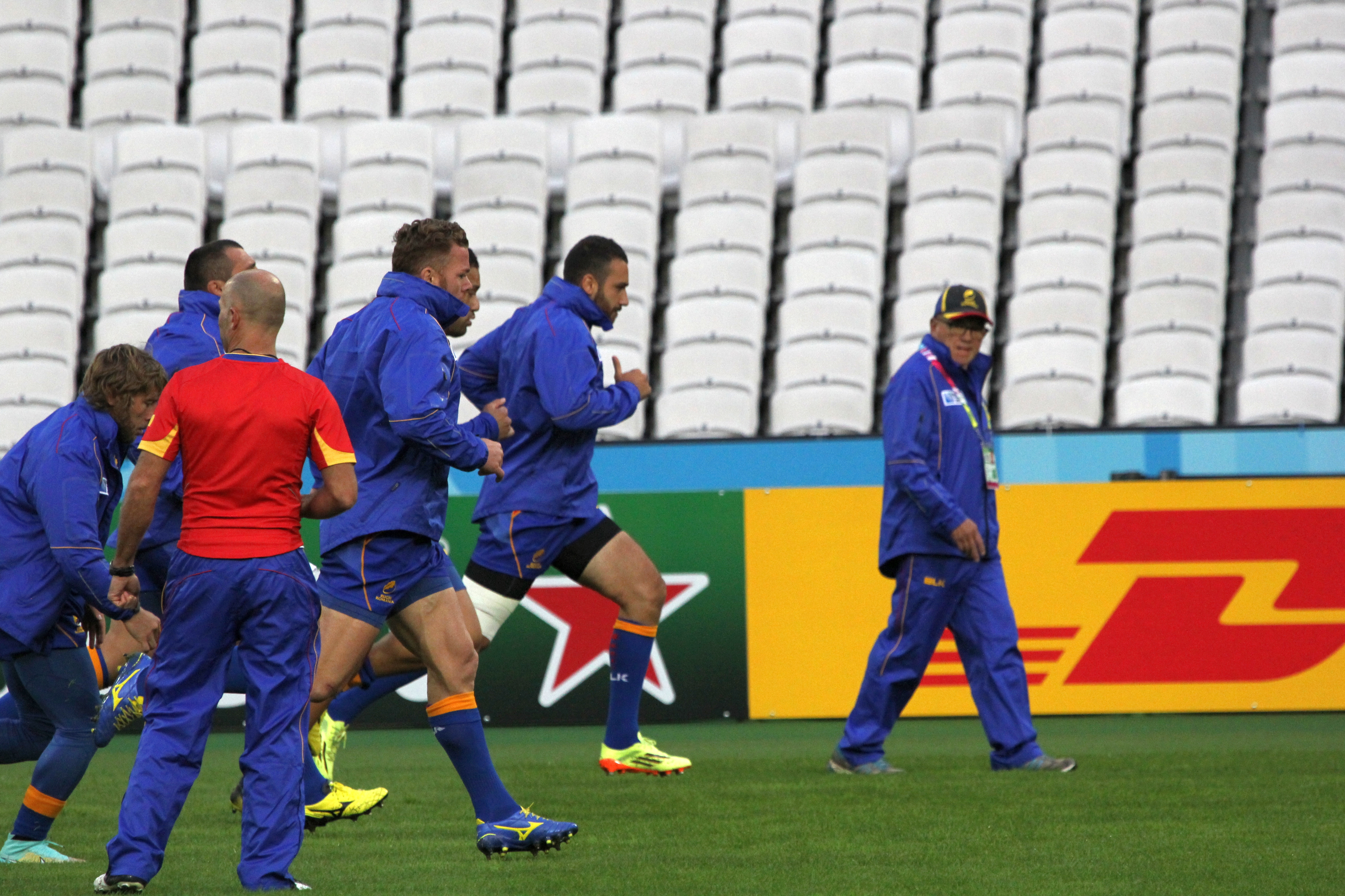 România - Franța 11-38, la Cupa Mondială de rugby. “Stejarii” au jucat foarte bine timp de 30 de minute, dar au încasat două eseuri imediat după ce Paulică Ion a văzut cartonașul galben. Pe finalul meciului, românii au căzut psihic și fizic. Duminică - altă “misiune imposibilă” / GALERIE FOTO & VIDEO